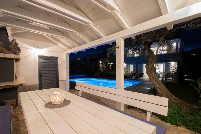 Salt & Sand Villa Kornic Exterior photo